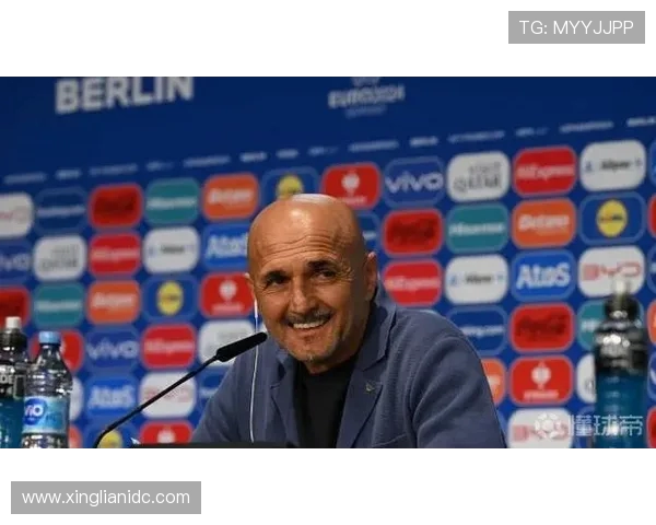 斯帕莱蒂现身尤文总部引热议 球迷围观签名合影现场气氛火爆